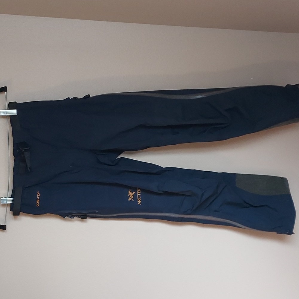 Too small on me Arc’teryx Women's Gore-Tex Waterproof Full Zip Side Navy Pants